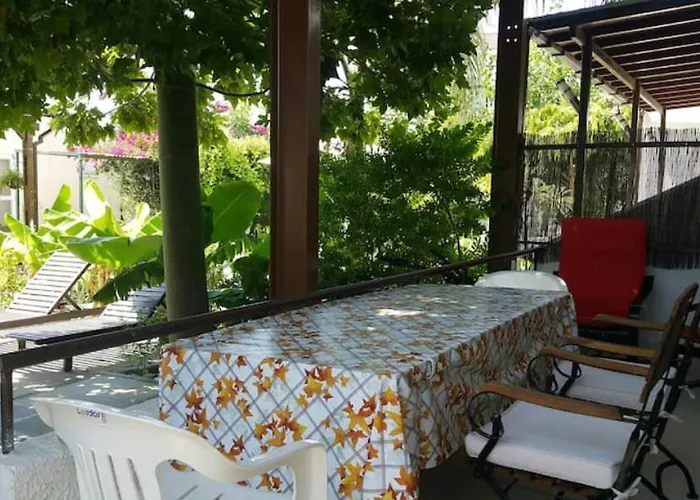 Near The Aparment With Garden Apartament Periwolia