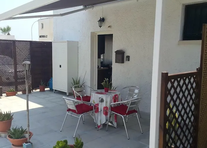 Near The Aparment With Garden Apartament Periwolia